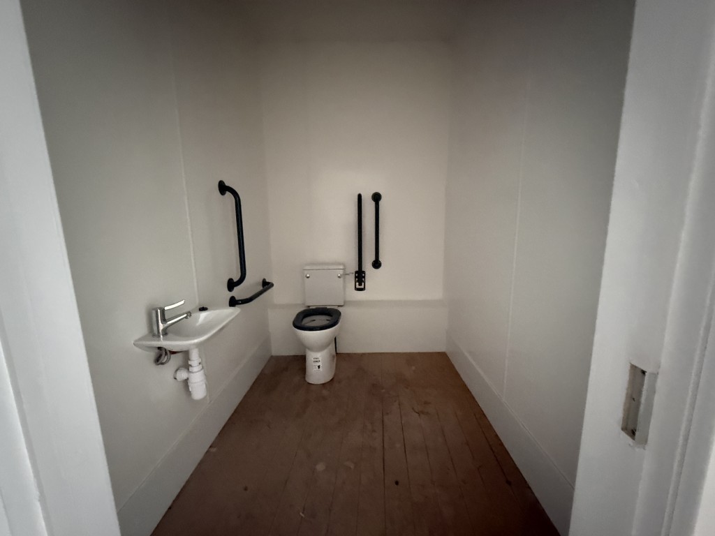 Lot: 76 - MIXED USE FREEHOLD PROPERTY WITH POTENTIAL - WC to the rear of the shop/office space